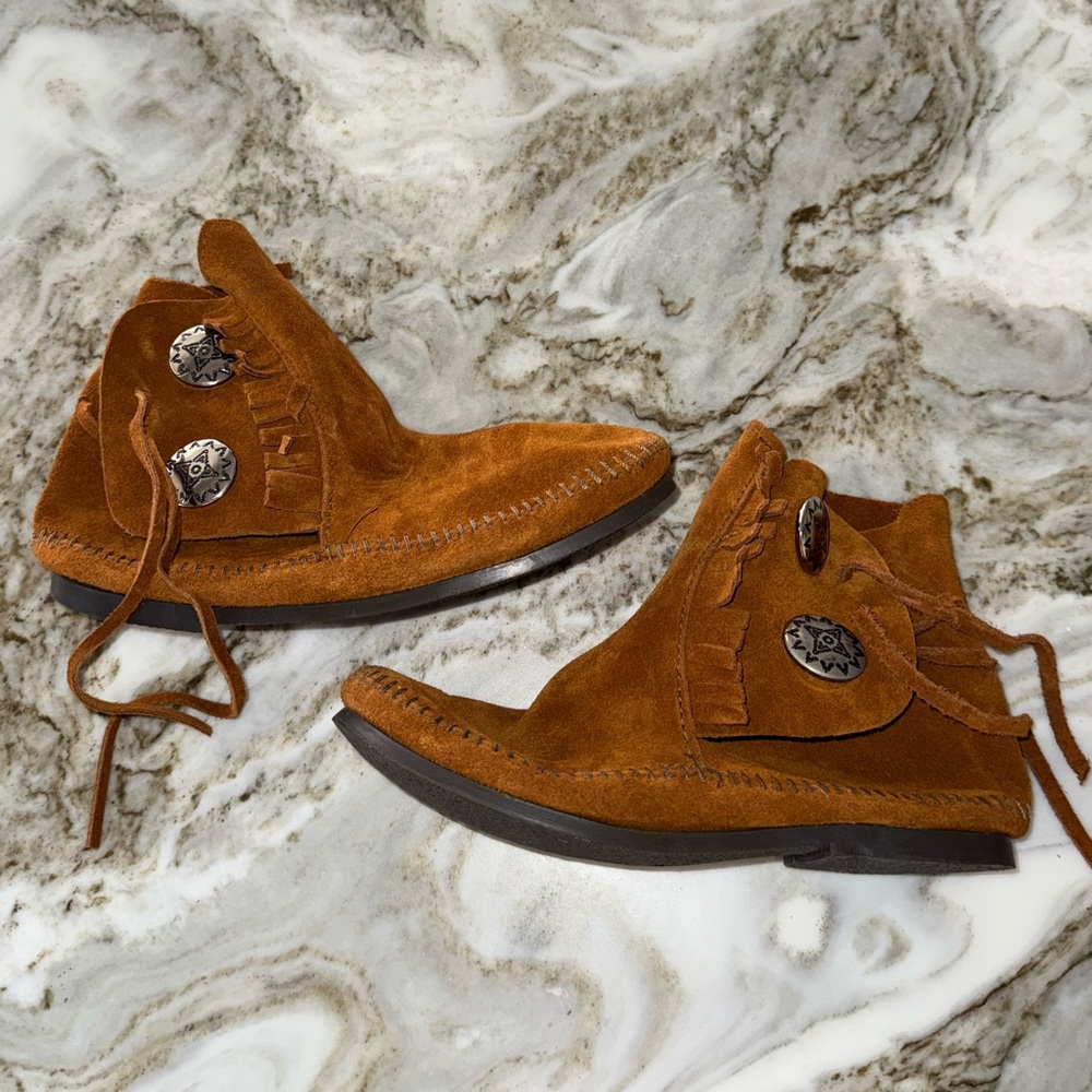 NEW Minnetonka shoes size 6